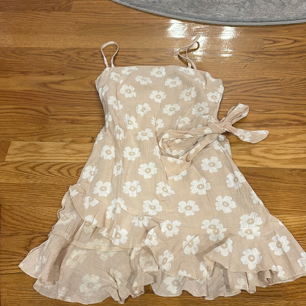Princess Polly beige flower dress size 4